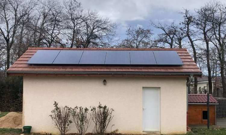 Optimisation toiture avec la pose de panneaux solaire photovoltaïque à St Montagnieu par L'Ets Mathieu LAURENT 